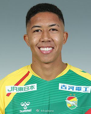 亚冠-吉达联合2-1阿尔马雷克提前出线 本泽马多次造威胁哈姆达拉双响北京时间11月28日，亚冠小组赛C组第5轮，吉达联合客场对阵阿尔马雷克，本场比赛本泽马先发出战。